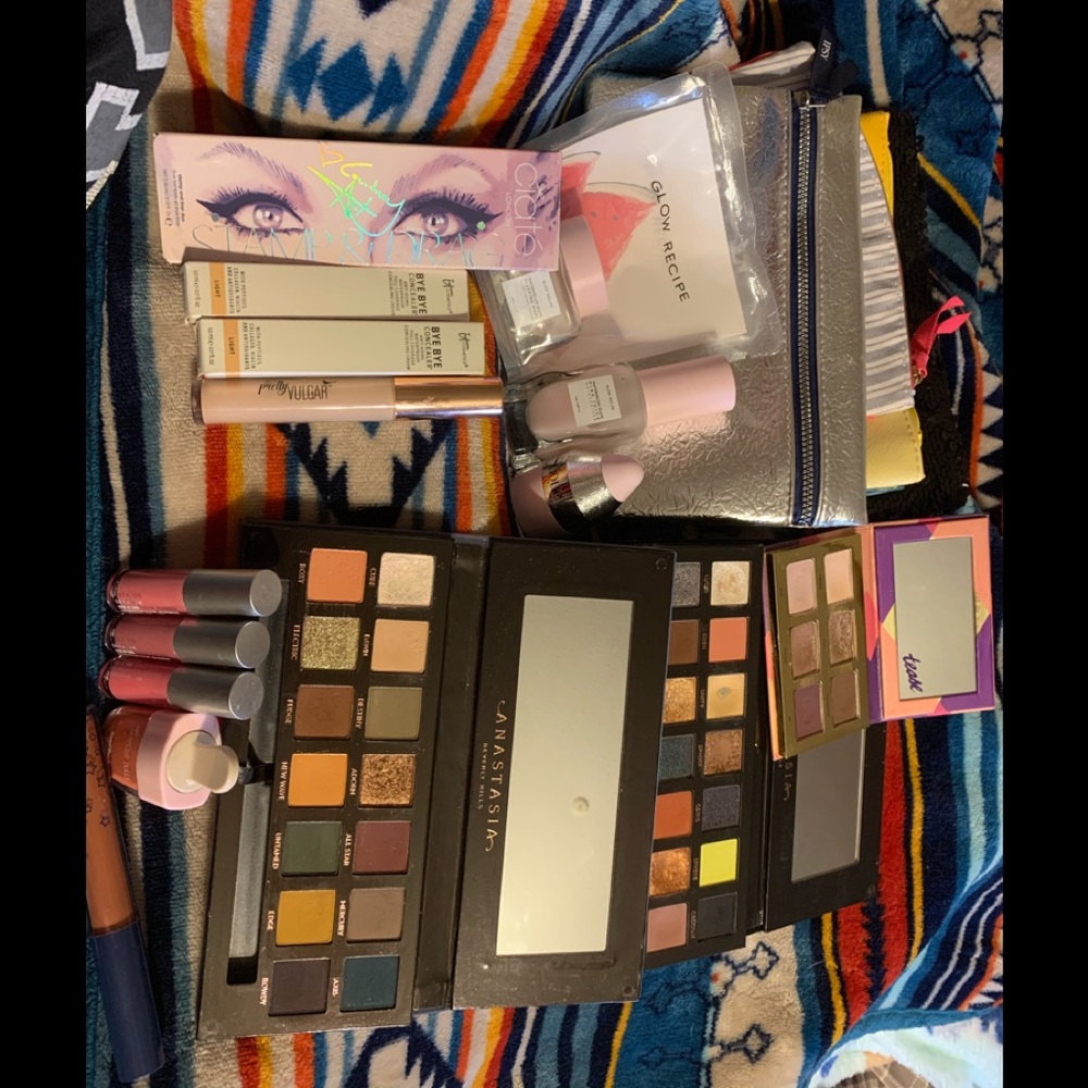 Cosmetic Bundle!!  Make an Offer 💓💓